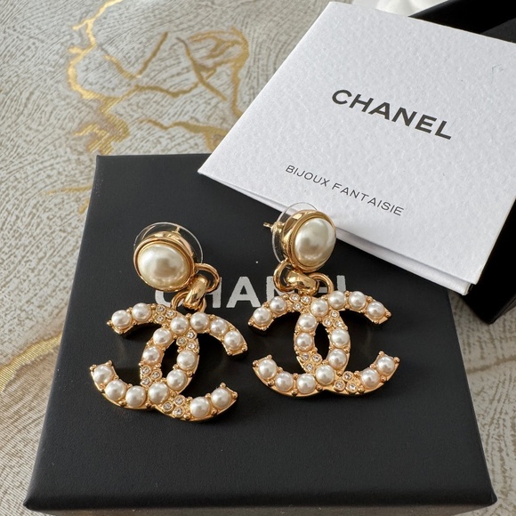 Chanel women’s jewelry earrings - Picture 2 of 6